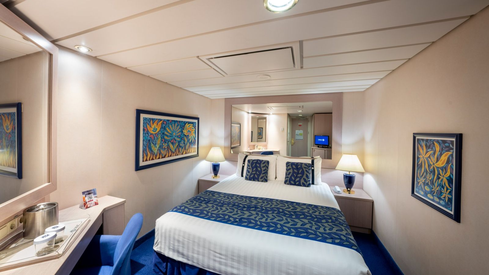 Cabine interna do MSC Opera, com cama de casal