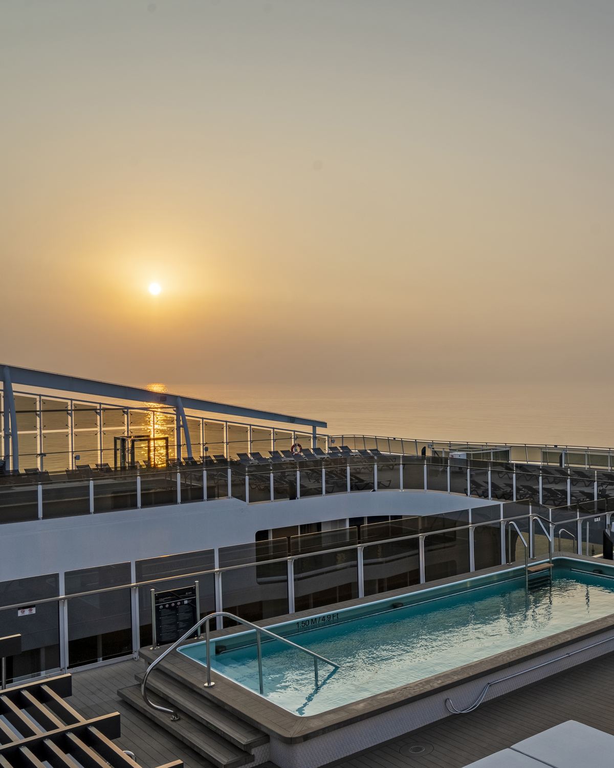 Zen Pool, piscina no deck do MSC World Europa, ao entardecer